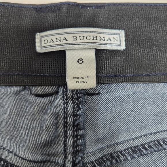 Dana Buchman Womens Capri Jeans Size 6 Dark Wash 3 Snaps at Cuff - Picture 2 of 9